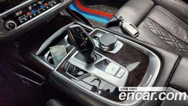 BMW 7-Series 2016 thumb 9