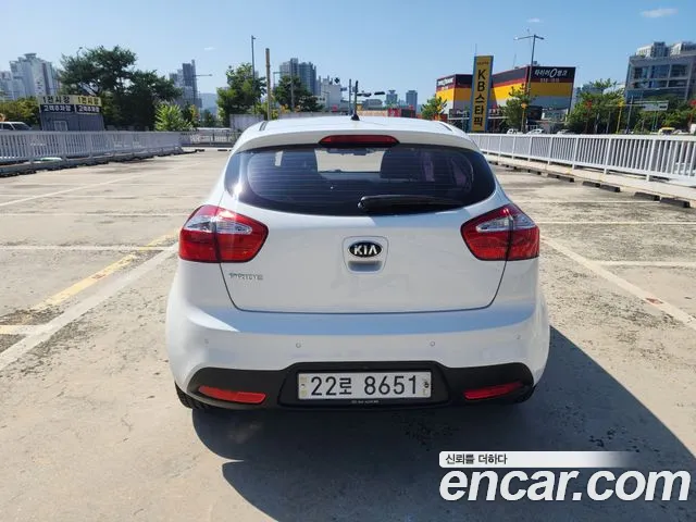 Kia Pride 2013 thumb 3
