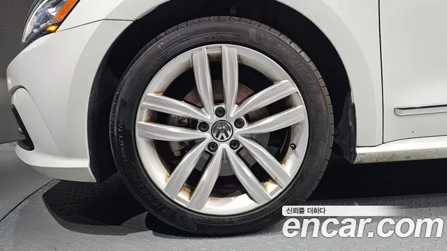 Volkswagen Passat (North America and China) 2018 thumb 4