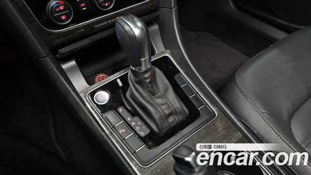 Volkswagen Passat (North America and China) 2018 thumb 8