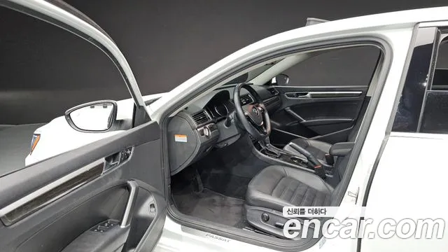 Volkswagen Passat (North America and China) 2018 thumb 9
