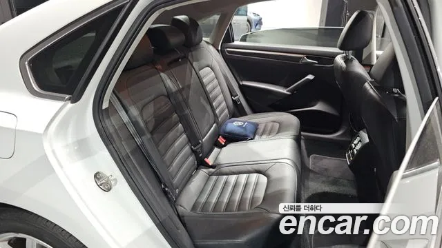 Volkswagen Passat (North America and China) 2018 thumb 10