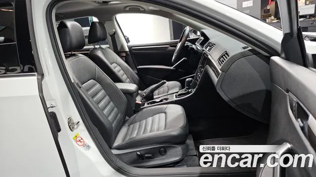 Volkswagen Passat (North America and China) 2018 thumb 11