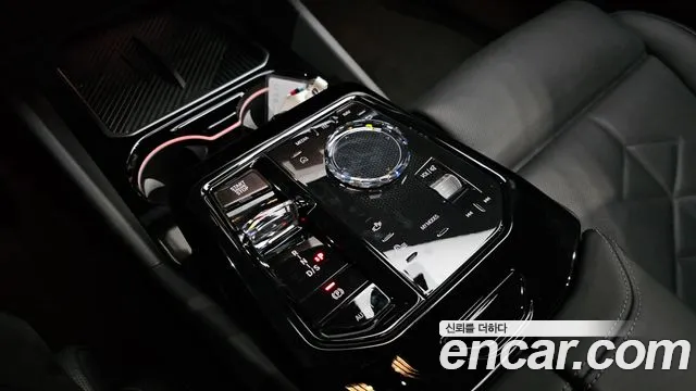 BMW 5-Series 2024 thumb 8