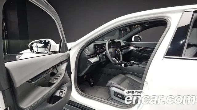 BMW 5-Series 2024 thumb 9
