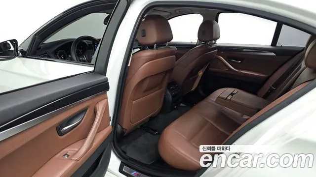 BMW 5-Series 2016 thumb 11