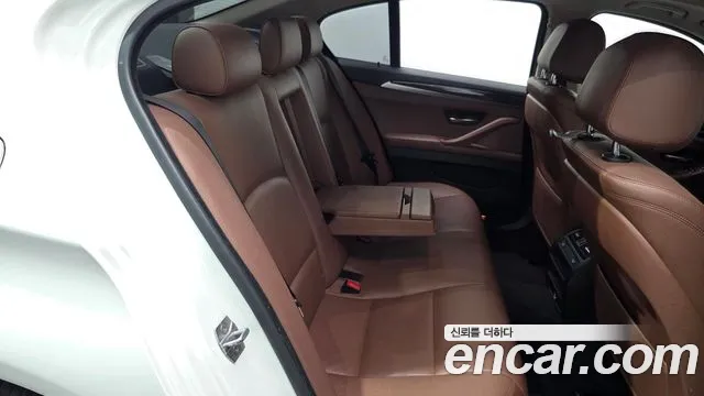 BMW 5-Series 2016 thumb 12
