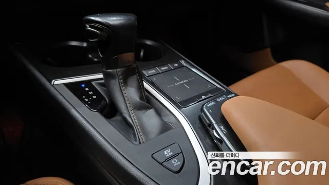 Lexus UX 2021 thumb 9