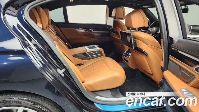 BMW 7-Series 2019 thumb 11