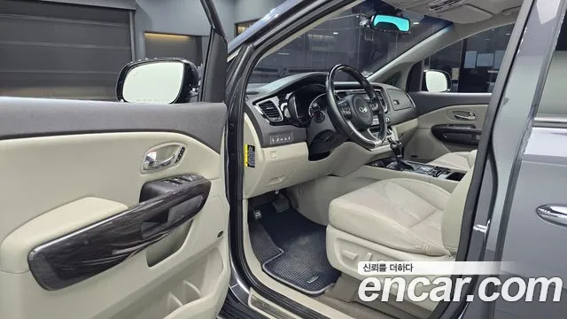 Kia Carnival 2015 thumb 10