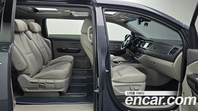 Kia Carnival 2015 thumb 11