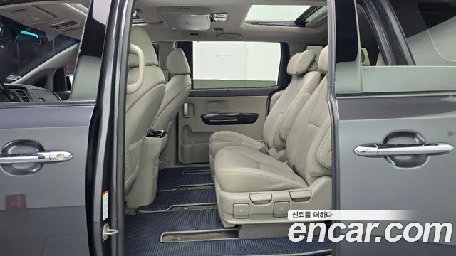 Kia Carnival 2015 thumb 12