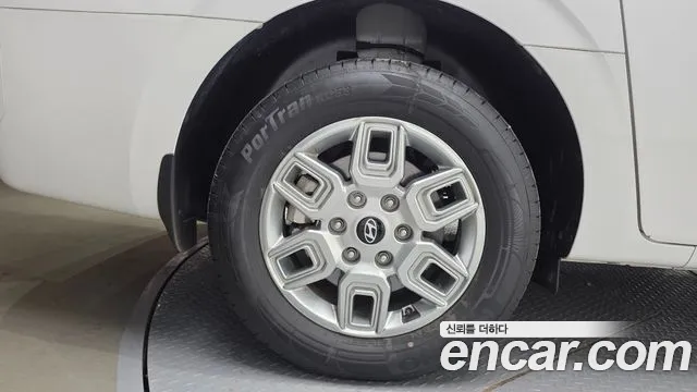 Hyundai Staria 2024 thumb 5