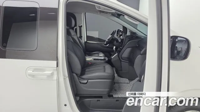 Hyundai Staria 2024 thumb 11