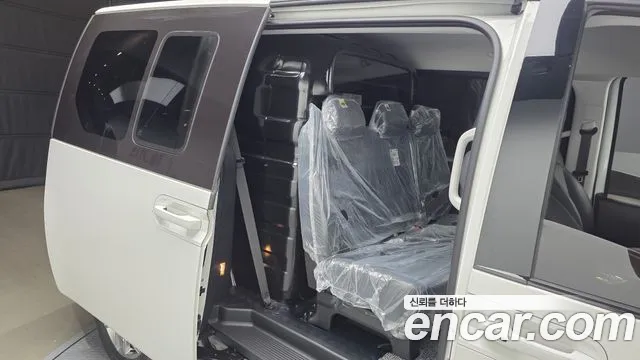 Hyundai Staria 2024 thumb 12