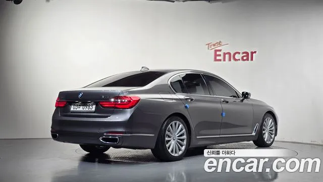 BMW 7-Series 2015 thumb 2