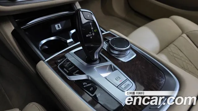 BMW 7-Series 2015 thumb 9