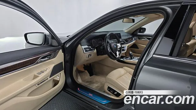 BMW 7-Series 2015 thumb 10