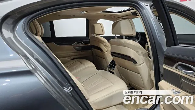 BMW 7-Series 2015 thumb 11