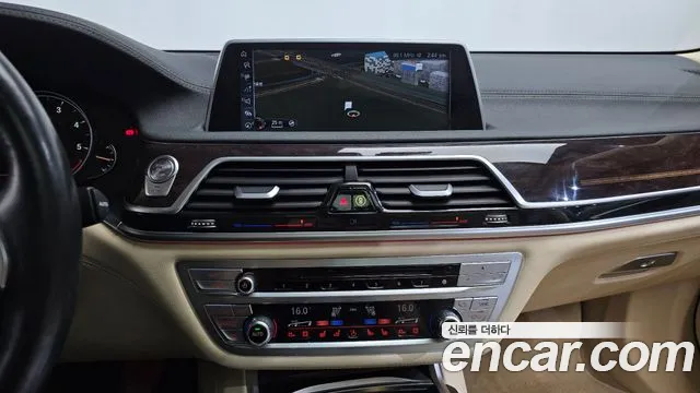 BMW 7-Series 2015 thumb 12