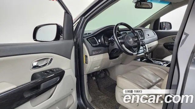 Kia Carnival 2017 thumb 10