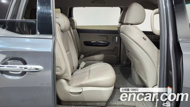 Kia Carnival 2017 thumb 11