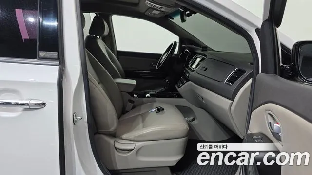 Kia Carnival 2014 thumb 10