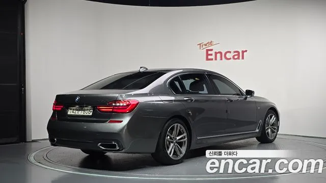 BMW 7-Series 2017 thumb 2