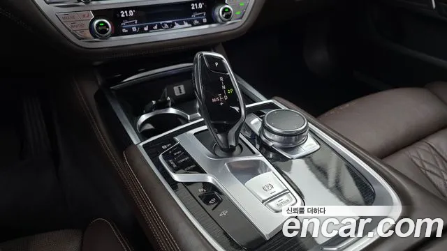 BMW 7-Series 2017 thumb 9
