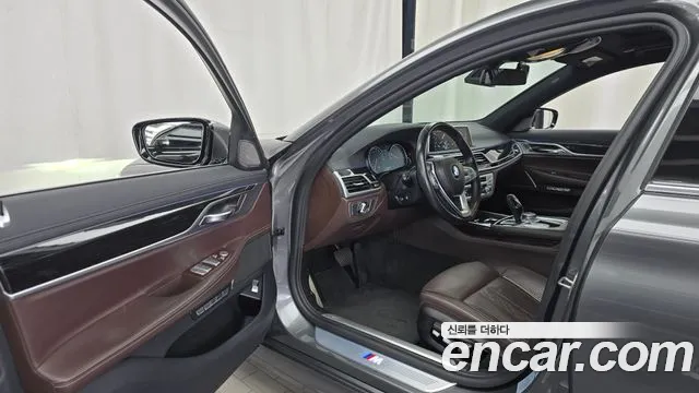 BMW 7-Series 2017 thumb 10