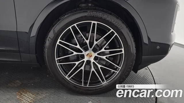Porsche Cayenne 2023 thumb 4