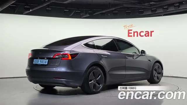 Tesla Model 3 2020 thumb 2