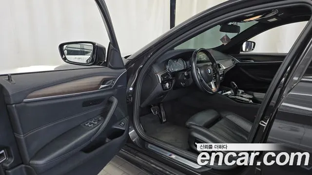 BMW 5-Series 2017 thumb 10