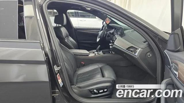 BMW 5-Series 2017 thumb 11