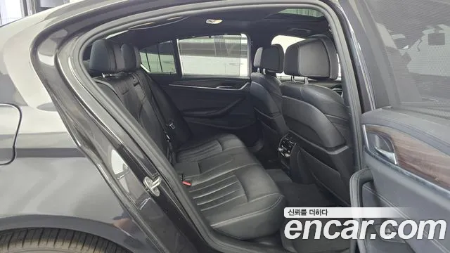 BMW 5-Series 2017 thumb 12