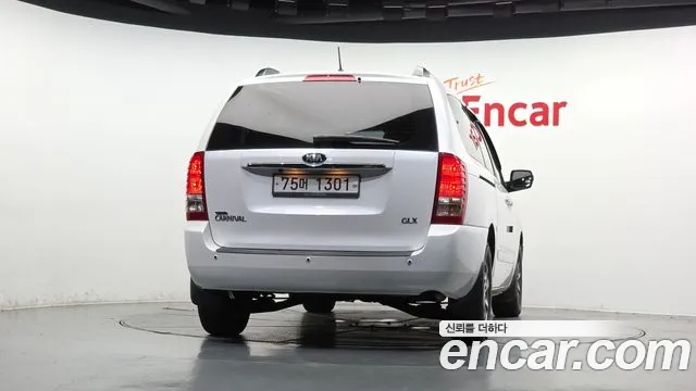 Kia Carnival 2013 thumb 4