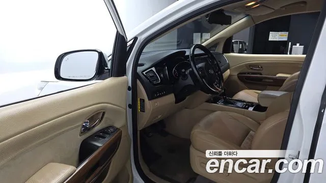 Kia Carnival 2016 thumb 10