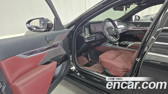BMW 7-Series 2025 thumb 10
