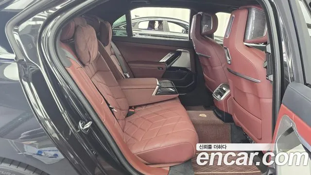 BMW 7-Series 2025 thumb 11