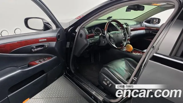 Lexus LS 2011 thumb 10
