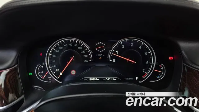 BMW 7-Series 2018 thumb 8