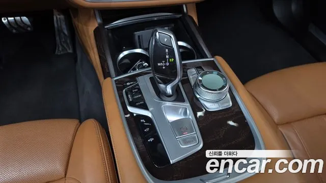 BMW 7-Series 2018 thumb 9