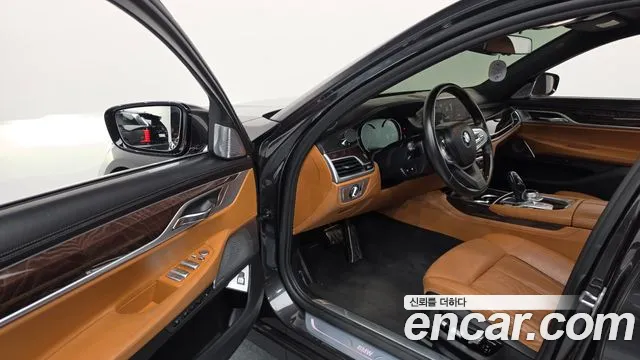 BMW 7-Series 2018 thumb 10
