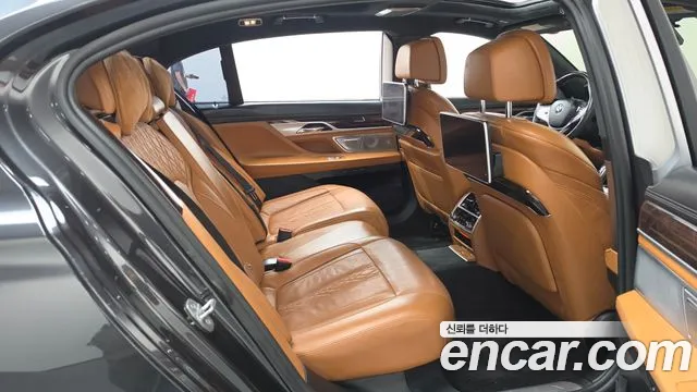 BMW 7-Series 2018 thumb 11
