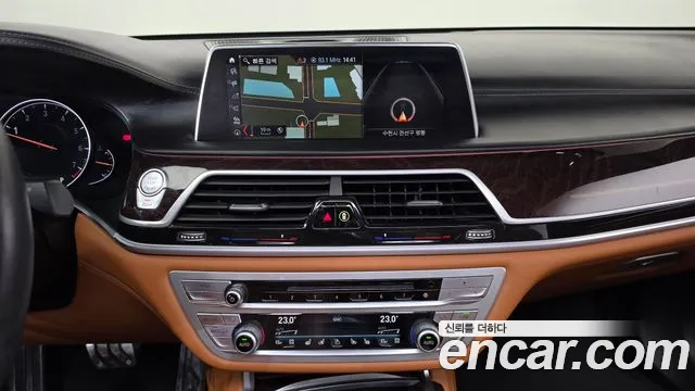 BMW 7-Series 2018 thumb 12