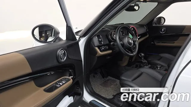 MINI Countryman 2018 thumb 10
