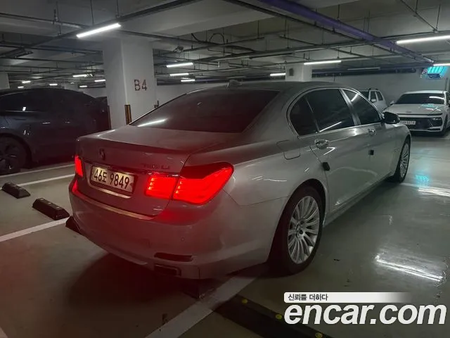 BMW 7-Series 2010 thumb 2