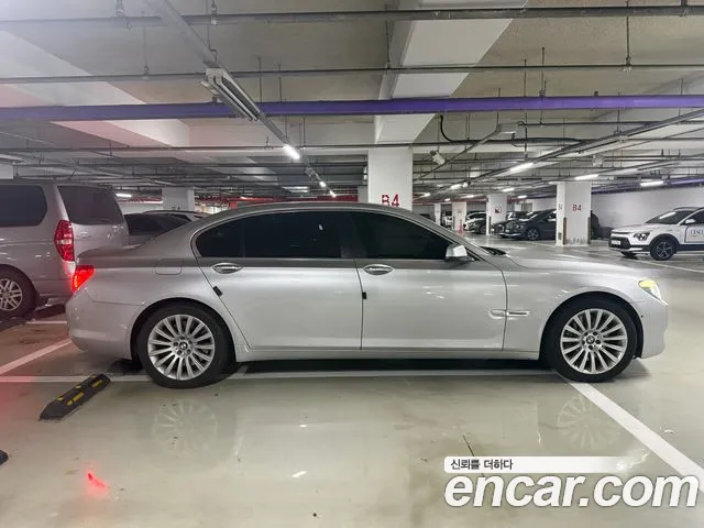 BMW 7-Series 2010 thumb 6