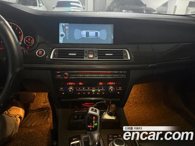 BMW 7-Series 2010 thumb 9
