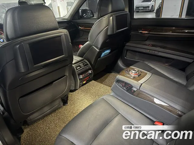 BMW 7-Series 2010 thumb 10